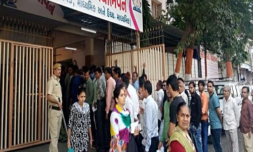 गुजरात चुनाव LIVE: सूरत में EVM हुई खराब, बदलनेे के बाद फिर जारी हुआ मतदान