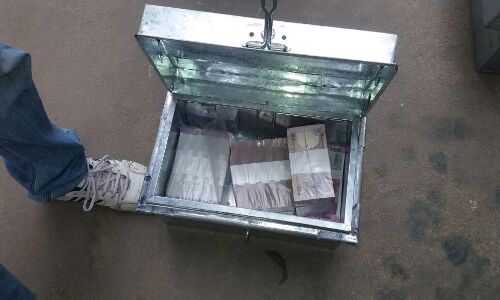 पीलीभीत पुलिस ने चैकिंग के दौरान पुलिस को 25 लाख रुपये का कैश पकड़ा