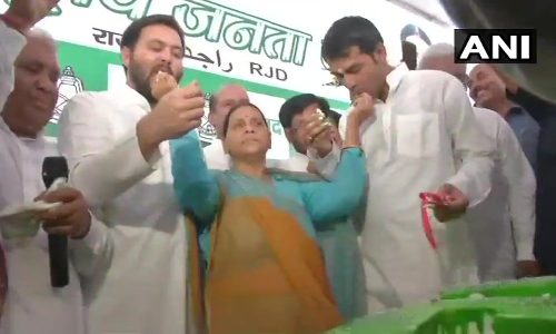 मां राबड़ी संग तेजप्रताप और तेजस्वी ने काटा लालू के जन्मदिन का केक, कहा- आरजेडी हमेशा एकजुट रही है मां राबड़ी संग तेजप्रताप और तेजस्वी ने काटा लालू के जन्मदिन का केक, कहा- आरजेडी हमेशा एकजुट रही है