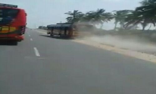 बस ड्राइवरों का दिल दहला देने वाली रेस : देख कर हो जाएंगे दंग