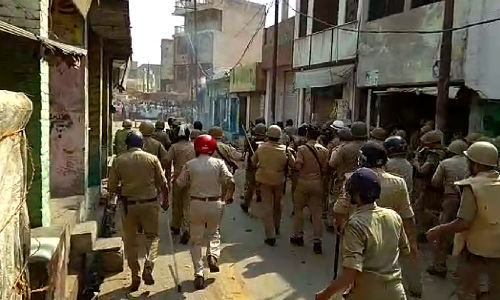 कासगंज में पुलिस नाकाम, ट्रिपल मर्डर के बाद भीड़ बेकाबू , पुलिस ने किया लाठीचार्ज और छोड़े आंसू गैस के गोले कासगंज में पुलिस नाकाम, ट्रिपल मर्डर के बाद भीड़ बेकाबू , पुलिस ने किया लाठीचार्ज और छोड़े आंसू गैस के गोले