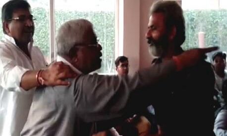 टिकिट न मिलने से नाराज बीजेपी नेता ने पूर्व मंत्री संजीव बालियान के सामने जूता से की पिटाई, मचा हडकम्प टिकिट न मिलने से नाराज बीजेपी नेता ने पूर्व मंत्री संजीव बालियान के सामने जूता से की पिटाई, मचा हडकम्प