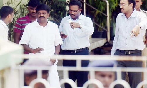 तमिलनाडु के स्वास्थ्य मंत्री के घर छापा, 4.5 करोड़ कैश व 85 करोड़ का सोना बरामद तमिलनाडु के स्वास्थ्य मंत्री के घर छापा, 4.5 करोड़ कैश व 85 करोड़ का सोना बरामद