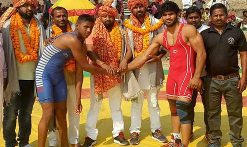 कुश्ती दंगल में पहलवानों ने दिखाया जौहर,सपा नेता अभिषेक ने किया शुभारभ