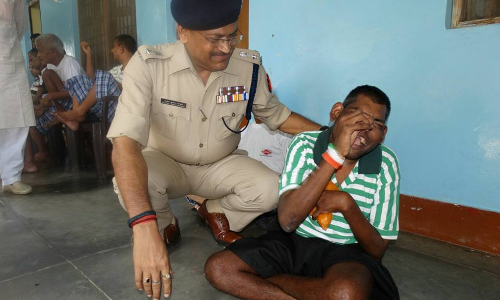 स्वतंत्रता दिवस पर एसएसपी राजेश पांडेय ने दिव्यांग बच्चों को अपने हाथ से मिठाई खिलाई स्वतंत्रता दिवस पर एसएसपी राजेश पांडेय ने दिव्यांग बच्चों को अपने हाथ से मिठाई खिलाई