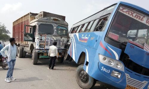 यूपी के बांदा से अहमदाबाद जा रही बस, गुना में ट्रक से टकराई, 10  की मौत तीस घायल