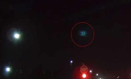 VIDEO: जब आसमान से गिरा रहस्यमयी आग का गोला, लोग हुए हैरान बोले- कहीं एलियन तो नहीं...