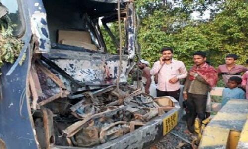 बिहार : सीतामढ़ी में कैदी वैन और ट्रक की भिड़ंत, 7 पुलिसकर्मी समेत 1 कैदी की मौत बिहार : सीतामढ़ी में कैदी वैन और ट्रक की भिड़ंत, 7 पुलिसकर्मी समेत 1 कैदी की मौत