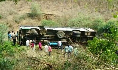 आंध्र प्रदेश: पूर्वी गोदावरी के रायनपेटा गांव में बस पलटी, 10 लोग घायल