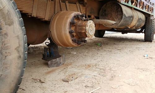 इटावा : थाना सहसों पर खड़े ट्रक से अज्ञात चोरों ने जैक लगाकर निकाले टायर