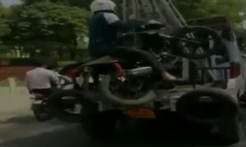 देखिए वीडियो: ट्रैफिक नियम तोड़ने पर ड्राइवर समेत पुलिस ने उठाई बाइक