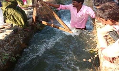 नहर में बहकर आए 500-1000 के पुराने नोट नहर में बहकर आए 500-1000 के पुराने नोट