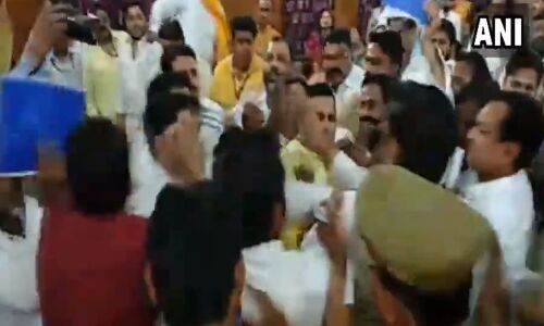 मेरठः नगर निगम की बैठक में चले बीजेपी और बसपा निगम पार्षदों में जूते चप्पल, देखें वीडियो