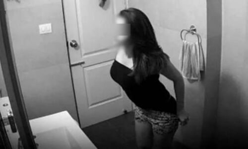 गर्ल्स टॉयलेट में रखा मोबाइल कर रहा था रिकॉर्डिंग, फिर जो ....