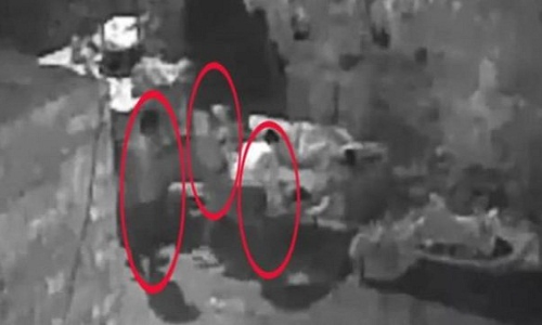 चबूतरे पर सो रही महिला के साथ 3 लोगों ने किया गैंगरेप, वारदात सीसीटीवी में कैद