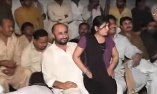 वीडियो देखें : कैसे बैठाया डांस कर रही लड़की को जबरदस्ती गोदी में!