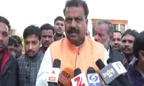 उप्र में ये हो क्‍या रहा है ? बीजेपी विधायक ने बेंक मैनेजर को पीटा, पुलिस नहीं लिख रही FIR