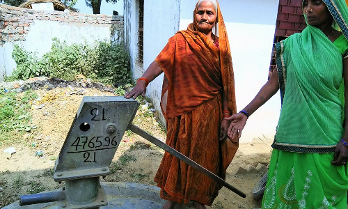 PM का ऐसा गाँव,जहां पानी के लिए तरस रहे स्कूली बच्चे,अधिकारी नही दे रहे ध्यान