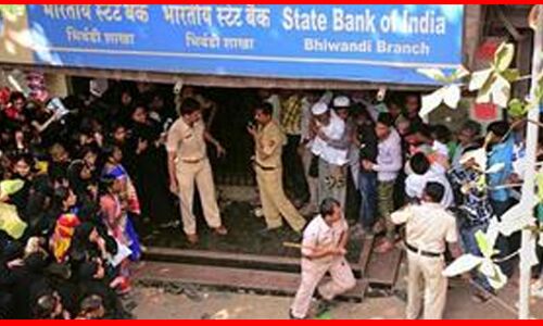 संघ का लाठीधारी देश भक्त, बैंको में लाठी खाकर जान देने वाला देश द्रोही! संघ का लाठीधारी देश भक्त, बैंको में लाठी खाकर जान देने वाला देश द्रोही!