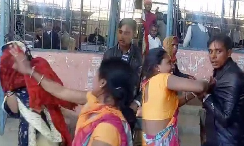 VIDEO: जब नवविवाहित प्रेमिका को लेकर प्रेमी पहुंचा कोर्ट, घरवालों ने की चप्पलों से जमकर पिटाई VIDEO: जब नवविवाहित प्रेमिका को लेकर प्रेमी पहुंचा कोर्ट, घरवालों ने की चप्पलों से जमकर पिटाई