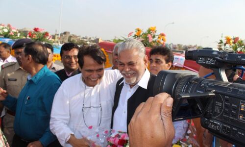 रेल मंत्री सुरेश प्रभु को मोदी के गुजरात में कार्यकर्ताओं ने काला कपड़ा ............?