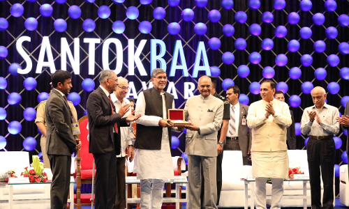 राष्ट्रपति ने कैलाश सत्यार्थी को एक करोड़ रूपये के संतोकबा ह्यूमैनेटेरियन अवार्ड से सम्मानित किया राष्ट्रपति ने कैलाश सत्यार्थी को एक करोड़ रूपये के संतोकबा ह्यूमैनेटेरियन अवार्ड से सम्मानित किया