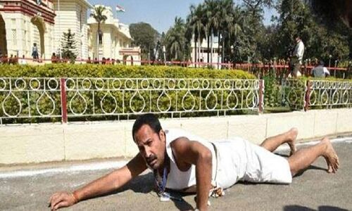 दंडवत करते विधानसभा पहुंचे ये विधायक, जाने क्यों बनाया है ऐसा हाल