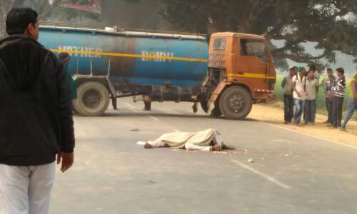 रोडवेज बस ने बाइक सवार दो लोगों को रौंदा,एक की मौत एक गम्भीर घायल,आक्रोशित भीड़ ने बस में लगायी आग,पुलिस की गाड़ियों की क्षतिग्रस्त