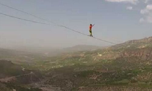 दिल थामकर देखें यह Video, जब 800 फीट की ऊंचाई पर रस्सी पे चला शख्स
