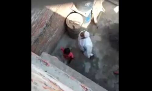 इस वीडियो को इतना शेयर करो इस नीच मौलाना को मिले इसकी हरकत का जबाब, इस कमबख्त की घिनौनी हरकत