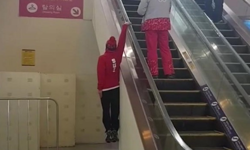 एस्किलेटर पर इस शख्स ने किया खतरनाक स्टंट, वीडियो देखकर दंग रह जाएंगे आप