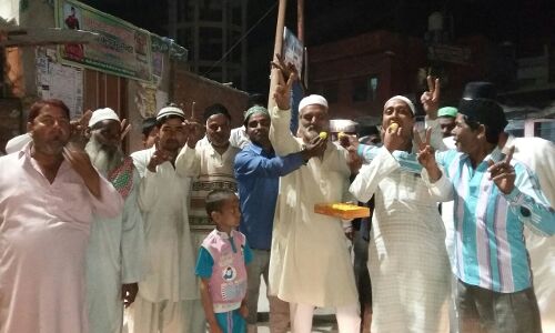 आज़म के गढ़ में मुस्लिमों में ख़ुशी की लहर, योगी को सीएम बनाने पर बंट रहे है मिठाई