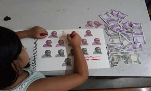 इस बच्ची ने बनाया गांधी जयंती पर प्रोजेक्ट, मम्मी ने देखा तो उड़े होश इस बच्ची ने बनाया गांधी जयंती पर प्रोजेक्ट, मम्मी ने देखा तो उड़े होश