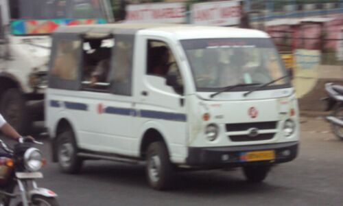 भोपाल में सरेआम मैजिक बैन में सड़क पर कर डाला बलात्कार, देखकर उड़े होश जब