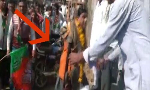 बीजेपी उम्मीदवार दिनेश शर्मा को पहना दी जूतों की माला और फिर ....
