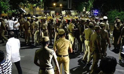 जयललिता के घर पर इनकम टैक्स का छापा, कार्यकर्ताओं ने किया हंगामा जयललिता के घर पर इनकम टैक्स का छापा, कार्यकर्ताओं ने किया हंगामा