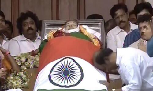 राजाजी हॉल पहुंचकर रजनीकांत और उनके परिवार ने jayalalithaa को दी श्रद्धांजलि राजाजी हॉल पहुंचकर रजनीकांत और उनके परिवार ने jayalalithaa को दी श्रद्धांजलि