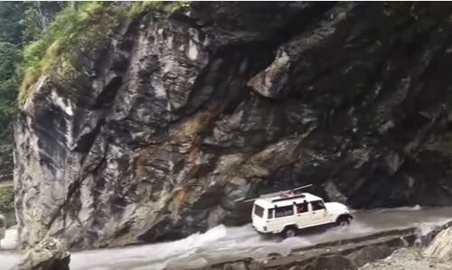 देखें वीडियो: नेपाल के इन खतरनाक रास्तों से चलते समय दिल दहल जायेगा आपका!