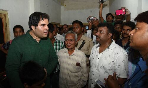 दिवंगत पत्रकार के बेटे के सर पर हाथ रख हुए वरुण भावुक! दिवंगत पत्रकार के बेटे के सर पर हाथ रख हुए वरुण भावुक!