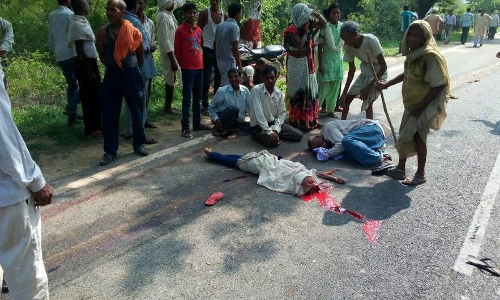 तेज रफ्तार ट्रक ने बाइक सवारों को रौंदा, बाइक सवार मां-बेटे की मौके पर मौत तेज रफ्तार ट्रक ने बाइक सवारों को रौंदा, बाइक सवार मां-बेटे की मौके पर मौत