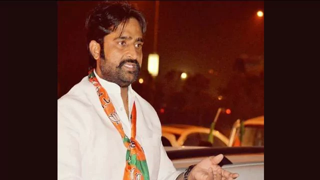 ग्रेटर नोएडा: बदमाशों ने BJP नेता की दिन-दहाड़े गोली मारकर की हत्या ग्रेटर नोएडा: बदमाशों ने BJP नेता की दिन-दहाड़े गोली मारकर की हत्या