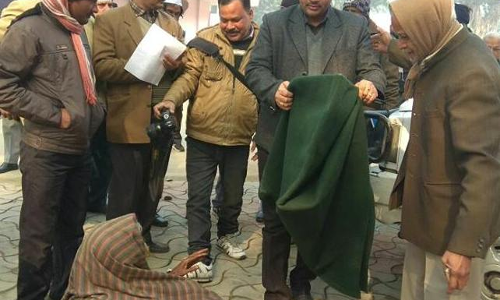 यूपी में चोरों ने नहीं बख्सा इस बूढी माँ को, फिर आये फरिस्ता बनकर एसडीएम रामजी मिश्रा