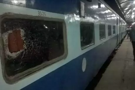 यूपी में पुलिस भर्ती परीक्षा के दौरान उमड़ी भीड़, इलाहाबाद में ट्रेन और बसों में की तोड़फोड़ यूपी में पुलिस भर्ती परीक्षा के दौरान उमड़ी भीड़, इलाहाबाद में ट्रेन और बसों में की तोड़फोड़