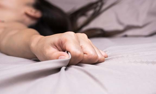 उसने मुझे घर बुलाया फिर पिलाया, और फिर कर डाला ...