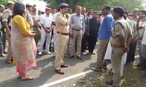 पीलीभीत : सर्राफा व्यापारी की गोली मारकर हत्या, रुपयों से भरा बैग लेकर बदमाश फरार पीलीभीत : सर्राफा व्यापारी की गोली मारकर हत्या, रुपयों से भरा बैग लेकर बदमाश फरार