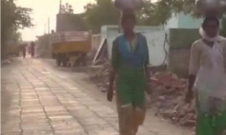 एक ऐसा गाँव भारत का जिसमें लडकी को कपड़े पहनने की लेनी पड़ती है परमीशन, सुनकर होंगे हैरान! एक ऐसा गाँव भारत का जिसमें लडकी को कपड़े पहनने की लेनी पड़ती है परमीशन, सुनकर होंगे हैरान!