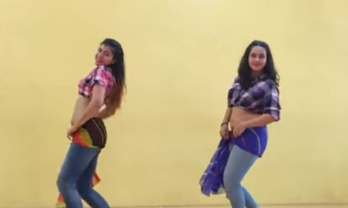 दो लड़कियों ने किया ऐसा हॉट डांस जिसे चार दिन में 10 लाख लोंगों ने देखा