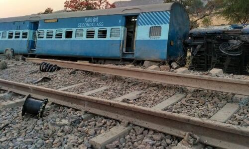 महोबा में महाकौशल एक्सप्रेस के 8 डिब्बे पटरी से उतरे, कई घायल