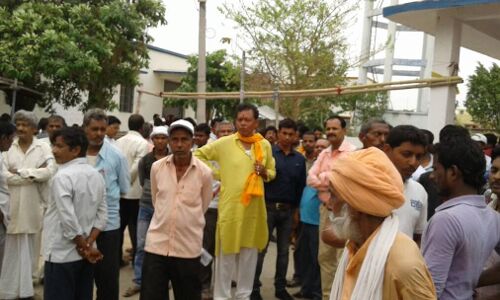 ट्रक ने 12 वर्षीय छात्रा को रौंदा, घटनास्थल पर ही मौत,आक्रोशितों ने किया सड़क जाम ट्रक ने 12 वर्षीय छात्रा को रौंदा, घटनास्थल पर ही मौत,आक्रोशितों ने किया सड़क जाम