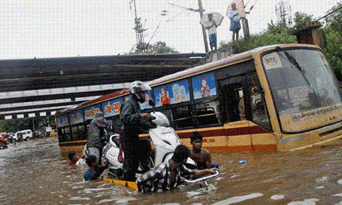 भारी बारिश से चेन्नई प्रभावित, स्कूल-कॉलेज हुए बंद भारी बारिश से चेन्नई प्रभावित, स्कूल-कॉलेज हुए बंद